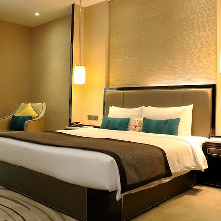 Pacific Regency Hotel Suites Kuala Lumpur Kültér fotó A bedroom in a hotel