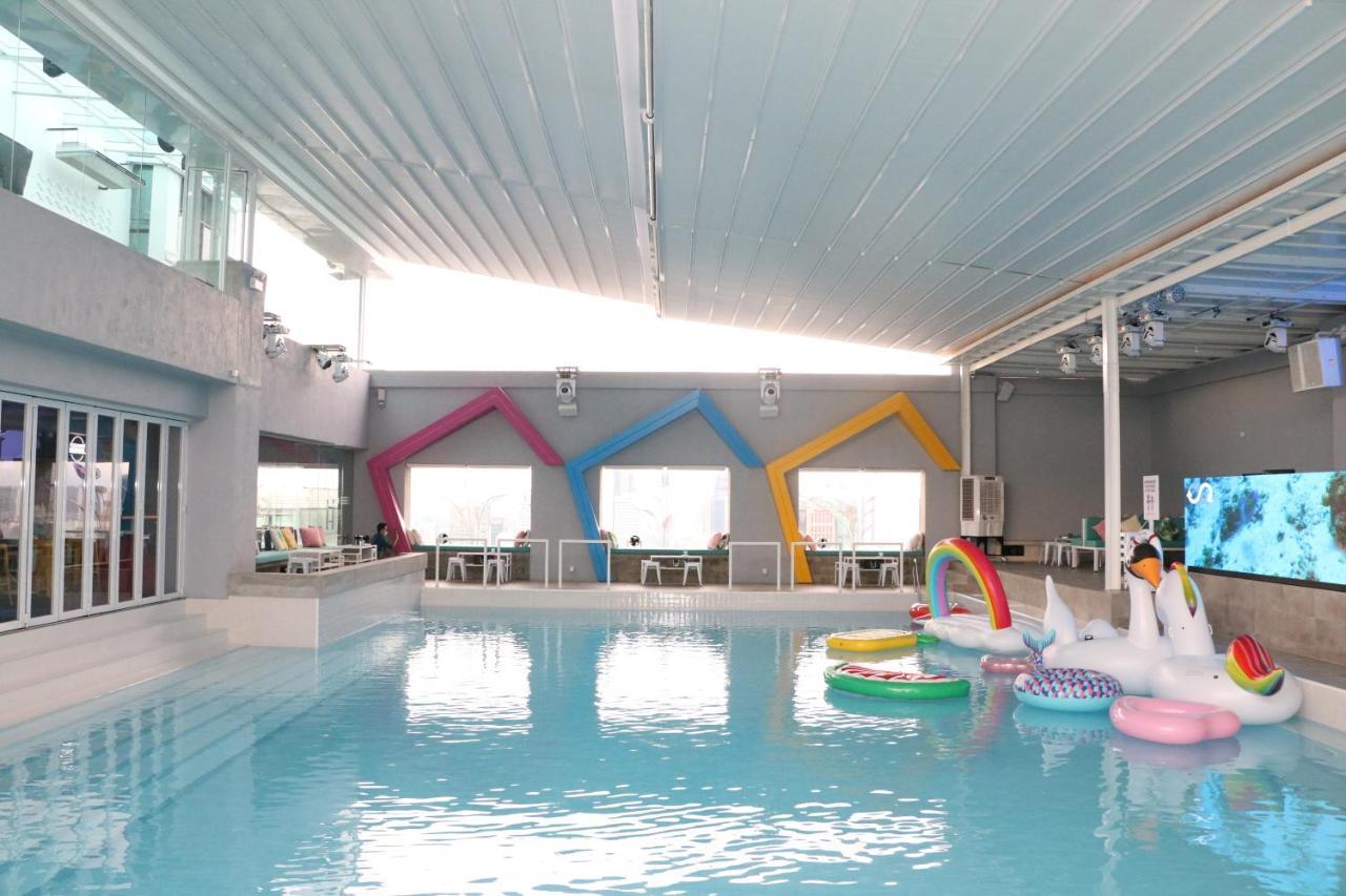Pacific Regency Hotel Suites Kuala Lumpur Kültér fotó The swimming pool at the hotel